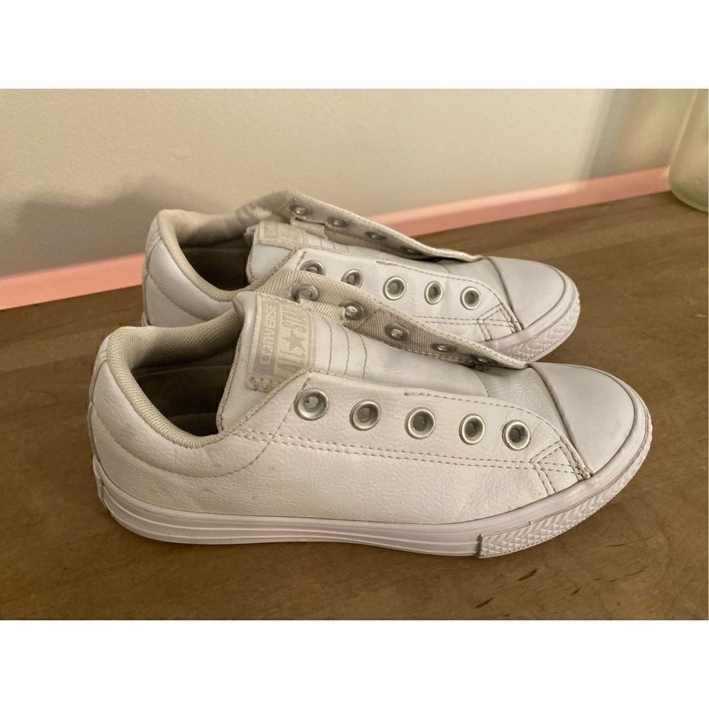 Converse youth size 1 Chuck Taylor all star sneakers white girls boys junior